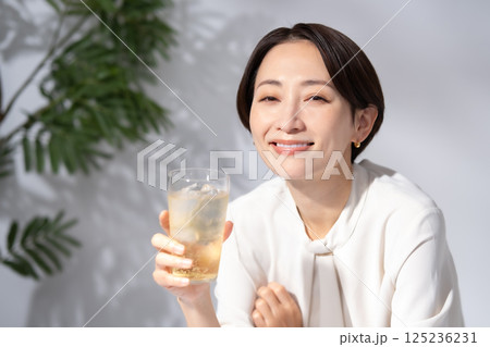ハイボールを飲む女性 ハイボールを飲む女性 125236231