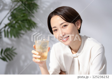 ハイボールを飲む女性 125236232