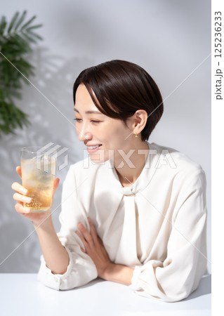 ハイボールを飲む女性 ハイボールを飲む女性 125236233