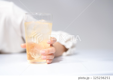 ハイボールを飲む女性　手元 125236251