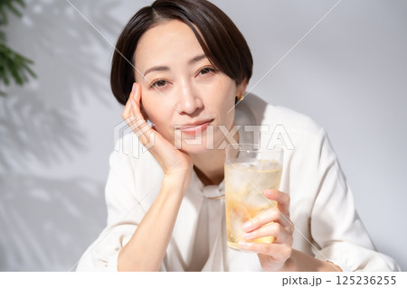 ハイボールを飲む女性 ハイボールを飲む女性 125236255