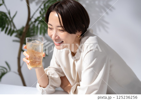 ハイボールを飲む女性 ハイボールを飲む女性 125236256