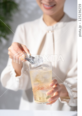 ハイボールを作る女性　手元 125236259