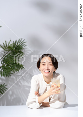 ハイボールを飲む女性 125236262