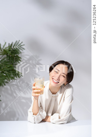 ハイボールを飲む女性 ハイボールを飲む女性 125236264