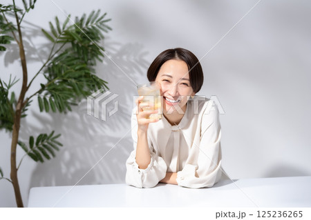 ハイボールを飲む女性 ハイボールを飲む女性 125236265