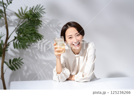 ハイボールを飲む女性 ハイボールを飲む女性 125236266