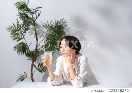 ハイボールを飲む女性 ハイボールを飲む女性 125236270