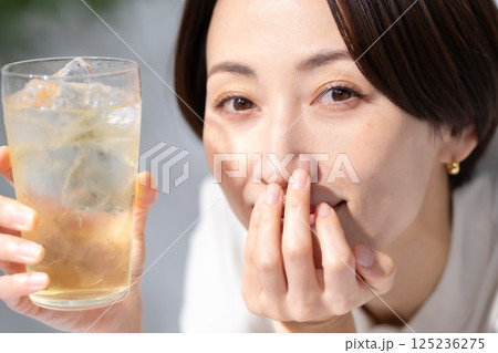 ハイボールを飲む女性 125236275