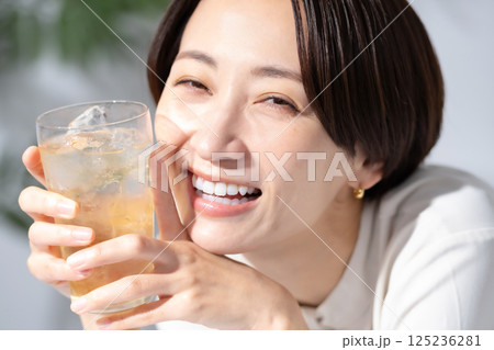 ハイボールを飲む女性 ハイボールを飲む女性 125236281