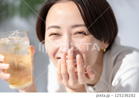 ハイボールを飲む女性 ハイボールを飲む女性 125236282