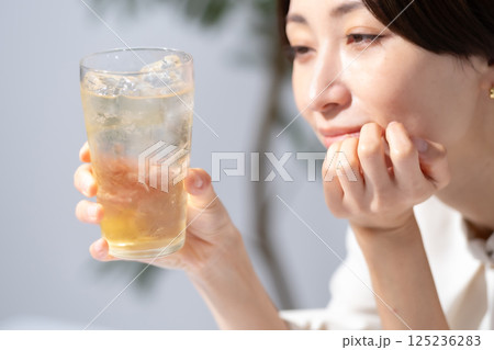ハイボールを飲む女性 125236283