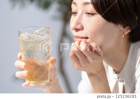 ハイボールを飲む女性 ハイボールを飲む女性 125236285