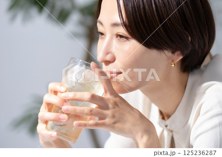 ハイボールを飲む女性 125236287