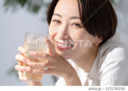 ハイボールを飲む女性 ハイボールを飲む女性 125236288