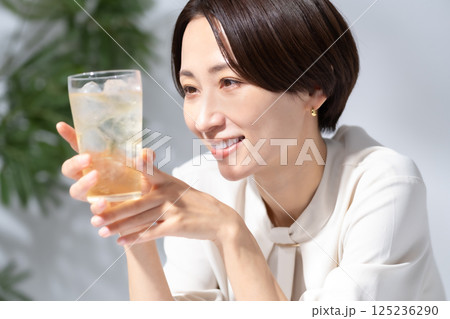 ハイボールを飲む女性 125236290