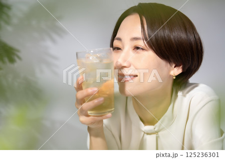 ハイボールを飲む女性 125236301