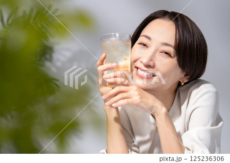ハイボールを飲む女性 125236306