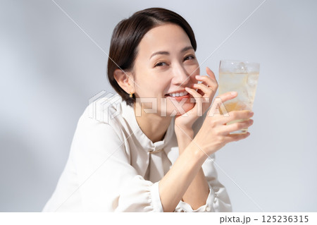 ハイボールを飲む女性 ハイボールを飲む女性 125236315