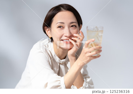ハイボールを飲む女性 ハイボールを飲む女性 125236316