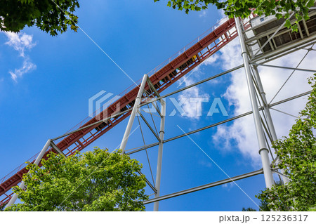 晴天の夏、北海道ルスツリゾートの宙づり絶叫ジェットコースター、ハリケーン 晴天の夏、北海道ルスツリゾートの宙づり絶叫ジェットコースター、ハリケーン 125236317