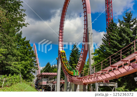 晴天の夏、北海道ルスツリゾートの宙づり絶叫ジェットコースター、ハリケーン 125236372