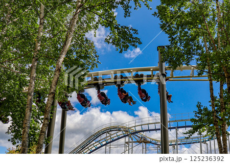 晴天の夏、北海道ルスツリゾートの宙づり絶叫ジェットコースター、ハリケーン 125236392