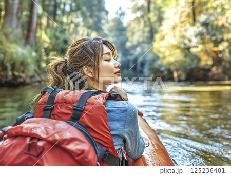 清流でカヤックを楽しむ女性のイメージ素材 清流でカヤックを楽しむ女性のイメージ素材 125236401