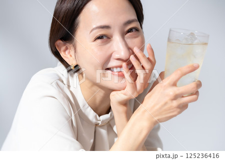 ハイボールを飲む女性 125236416
