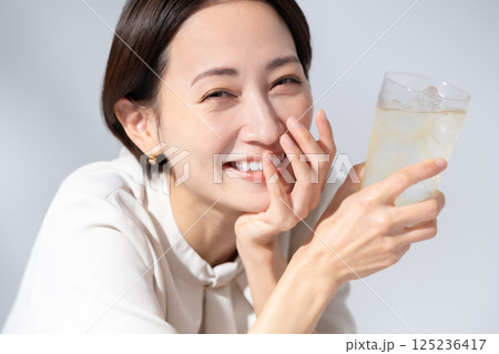 ハイボールを飲む女性 ハイボールを飲む女性 125236417