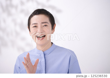 大笑いするショートヘアのミドル女性 125236530