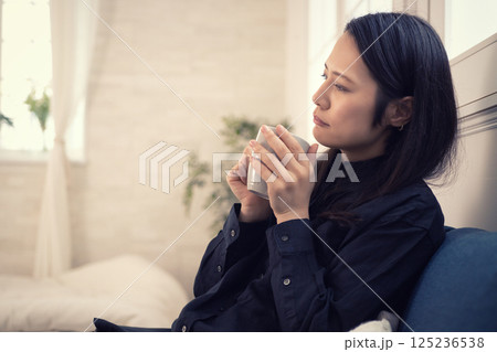 ミドル女性 ネガティブ ミドル女性 ネガティブ 125236538