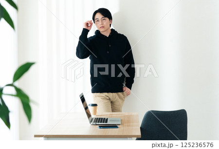 パソコンとIT系エンジニア パソコンとIT系エンジニア 125236576