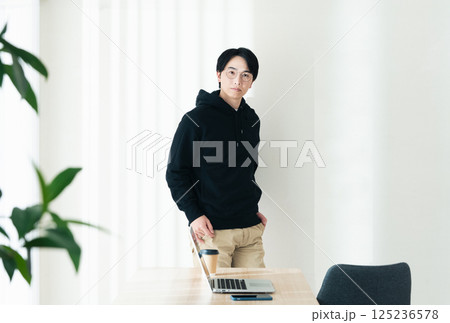 パソコンとIT系エンジニア パソコンとIT系エンジニア 125236578