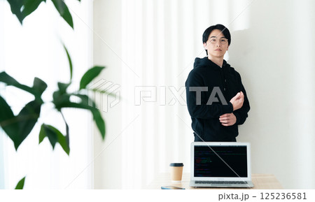 パソコンとIT系エンジニア 125236581