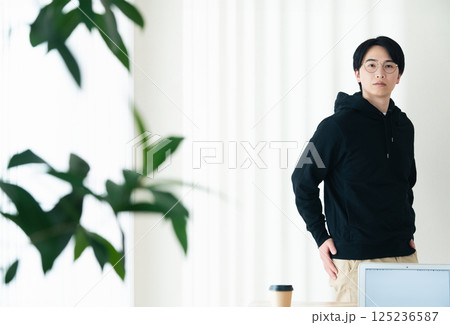 パソコンとIT系エンジニア パソコンとIT系エンジニア 125236587