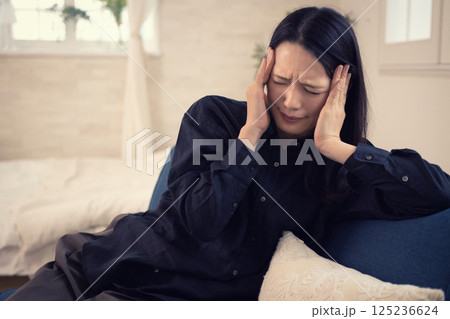 ミドル女性　ネガティブ 125236624