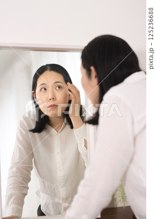 しみ、小じわが気になるミドル女性 125236688