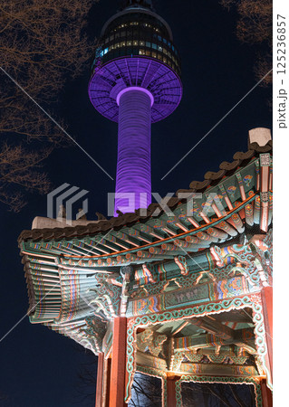 ライトアップされた夜のソウルタワー 125236857