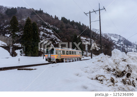 雪深い地方を走るローカル列車 雪深い地方を走るローカル列車 125236890