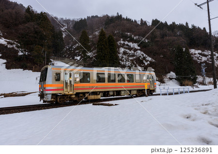 雪深い地方を走るローカル列車 雪深い地方を走るローカル列車 125236891