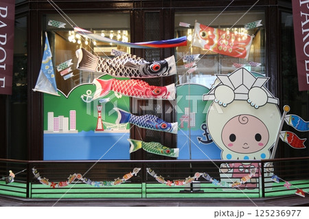 子供の日の鯉のぼりが飾られた神戸元町商店街 125236977