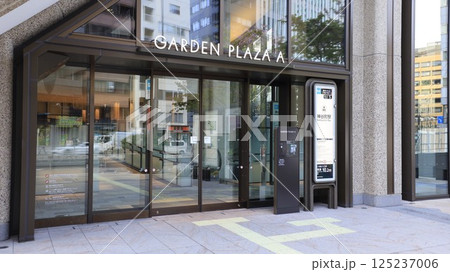 東京メトロ日比谷線の神谷町駅5番出入口、麻布台ヒルズに直結しエスカレーターがある 東京メトロ日比谷線の神谷町駅5番出入口、麻布台ヒルズに直結しエスカレーターがある 125237006