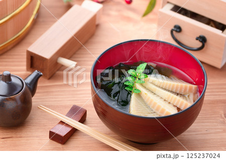 若竹汁（竹の子とわかめのお吸い物） 125237024