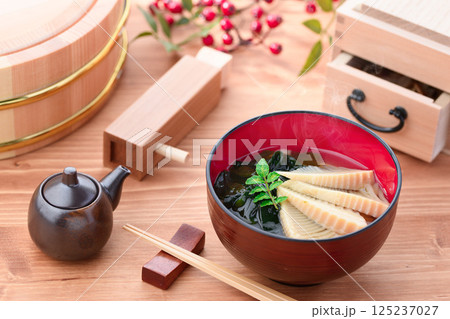 若竹汁（竹の子とわかめのお吸い物） 125237027