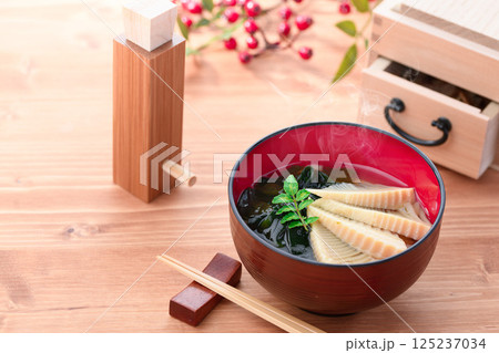 若竹汁（竹の子とわかめのお吸い物） 125237034