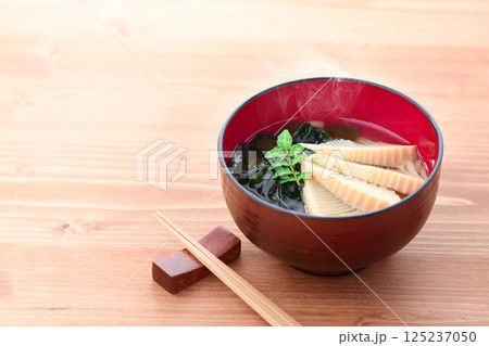 若竹汁（竹の子とわかめのお吸い物） 125237050