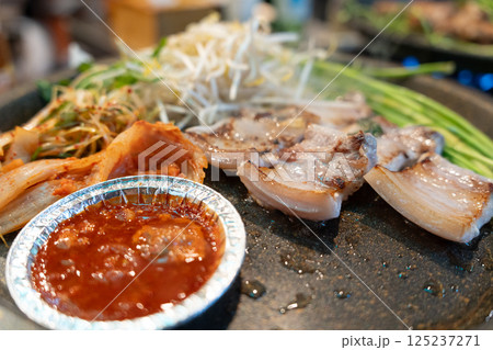 韓国のサムギョプサル 韓国のサムギョプサル 125237271