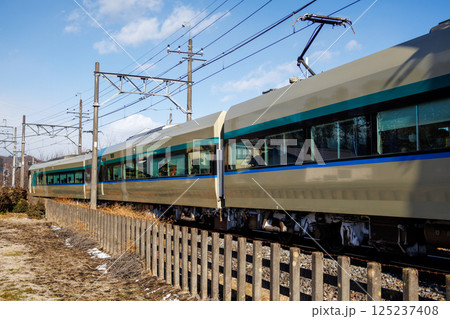 冬晴れの日光線を走る東武特急リバティ 冬晴れの日光線を走る東武特急リバティ 125237408