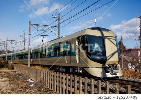 冬晴れの日光線を走る東武特急リバティ 冬晴れの日光線を走る東武特急リバティ 125237409